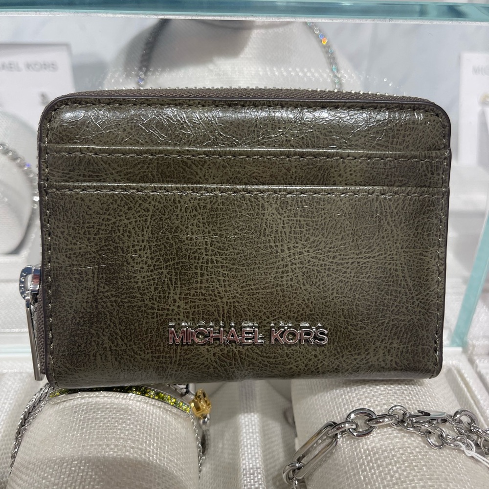 MICHAEL KORS Jet Set Medium Distressed Zip Around Card Case
Olive
NWT - Picture 11 of 16